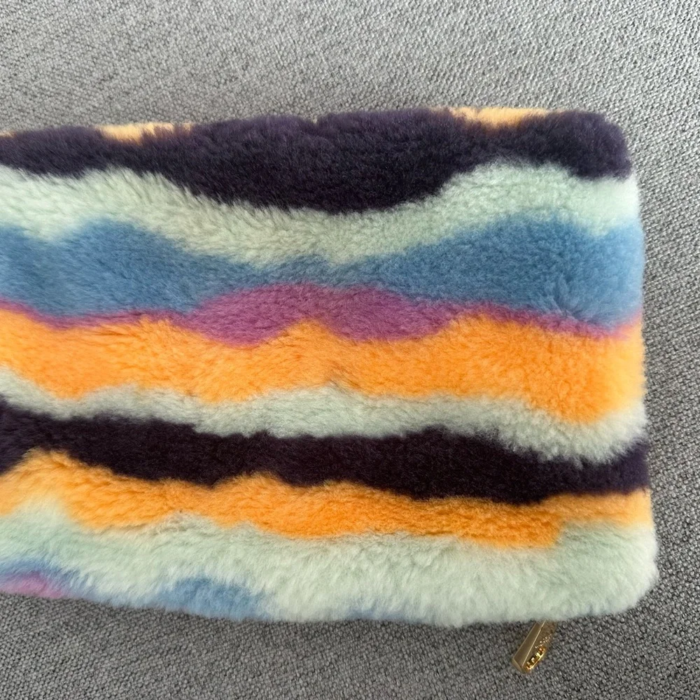 Small Pouch like new comes from smoke and pet free home! Super cute! - Picture 4 of 4